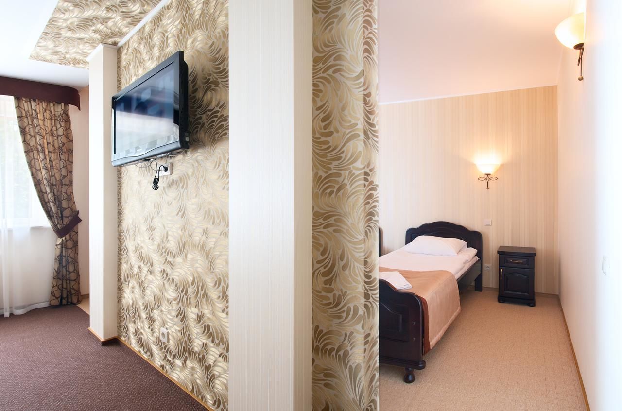 Отель Sherwood Hotel Долгомостиска