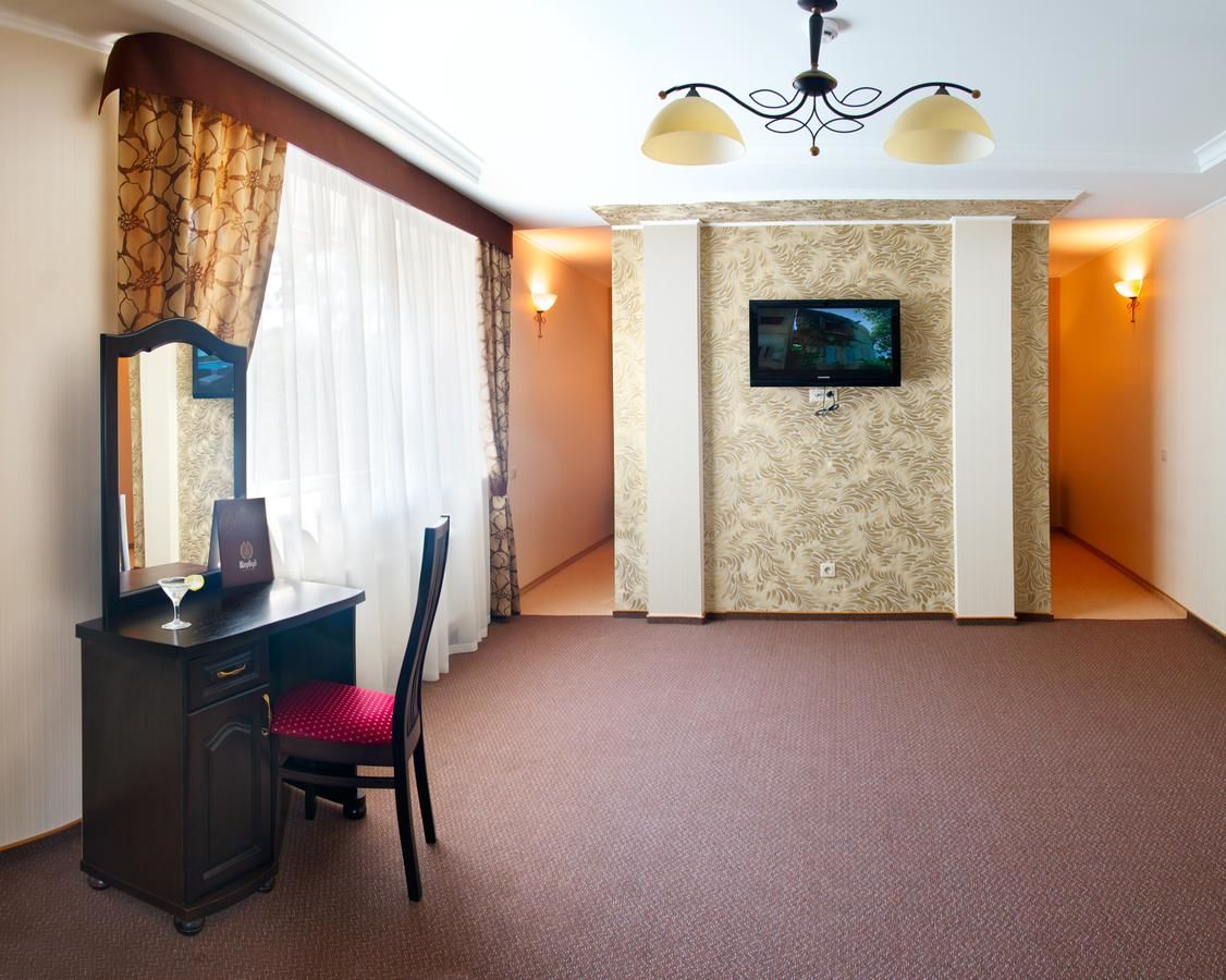Отель Sherwood Hotel Долгомостиска
